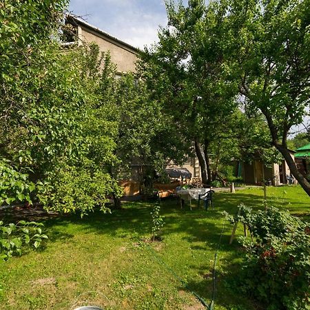 Guest House On Maksimova 9 Almaty Bagian luar foto