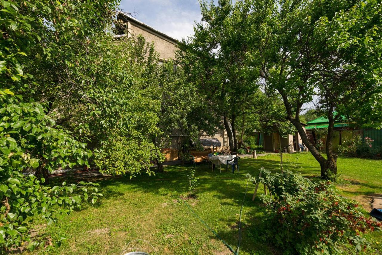 Guest House On Maksimova 9 Almaty Bagian luar foto