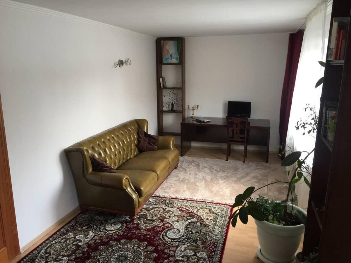 Guest House On Maksimova 9 Almaty Bagian luar foto