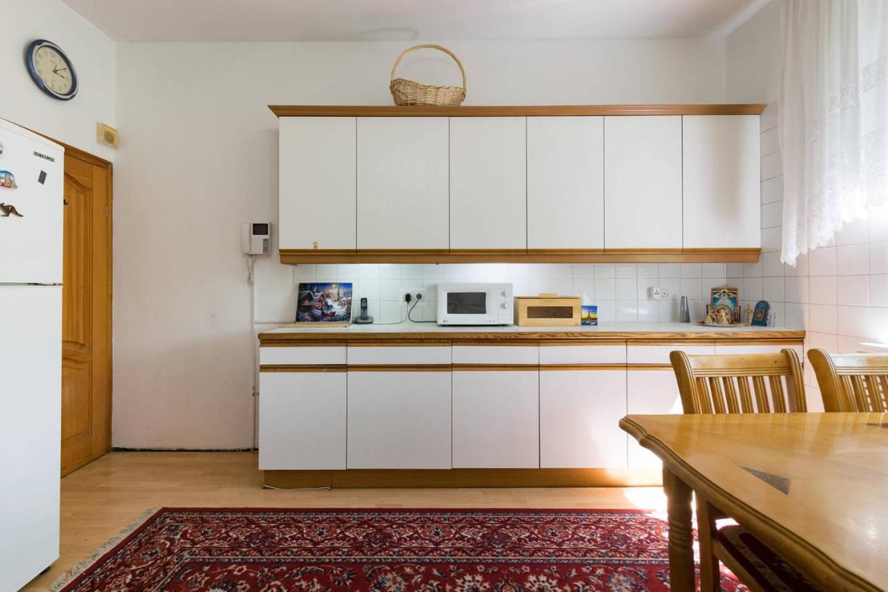 Guest House On Maksimova 9 Almaty Bagian luar foto