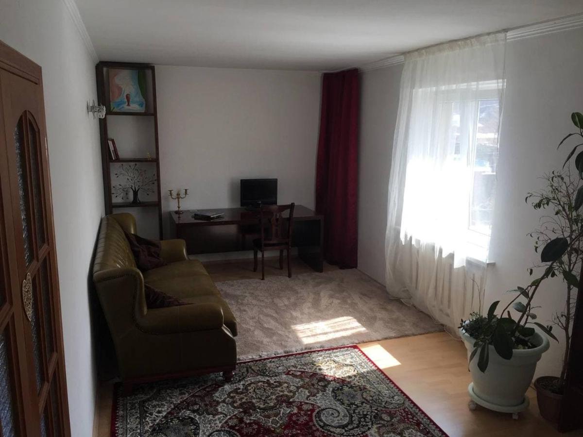 Guest House On Maksimova 9 Almaty Bagian luar foto