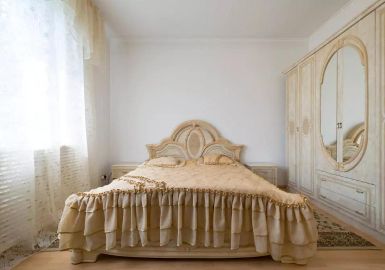 Guest House On Maksimova 9 Almaty Bagian luar foto